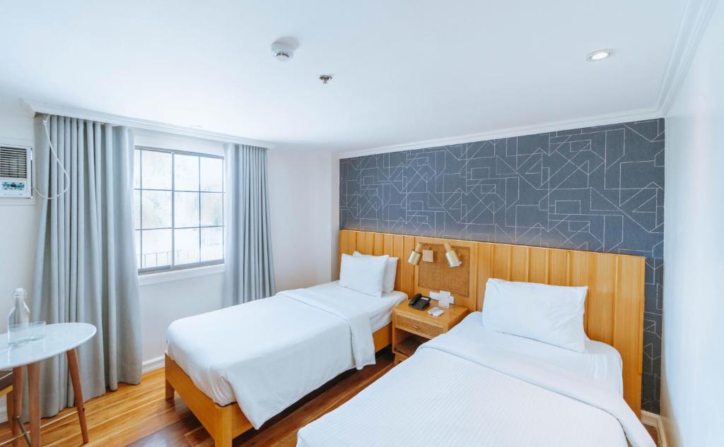 Postel nebo postele na pokoji v ubytování Sugarland Hotel