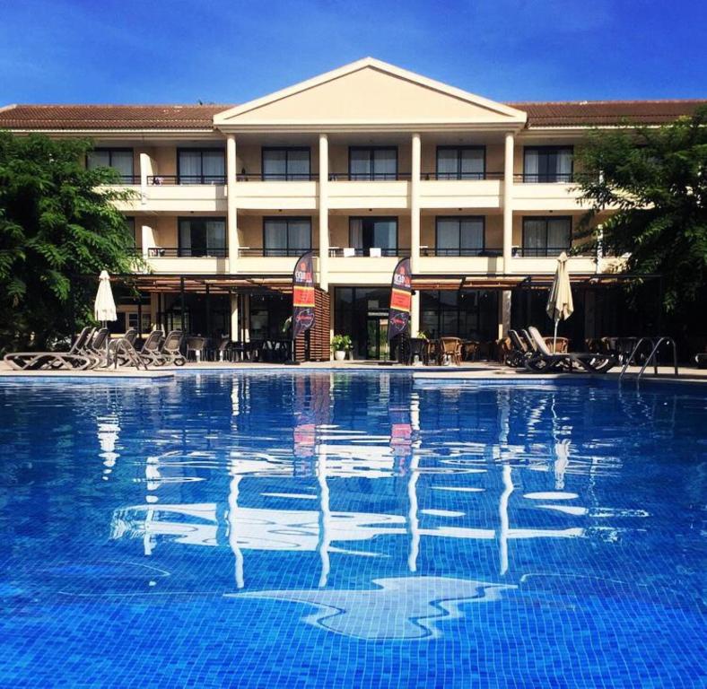 Bazén v ubytovaní Hotel Bahia Pollensa alebo v jeho blízkosti