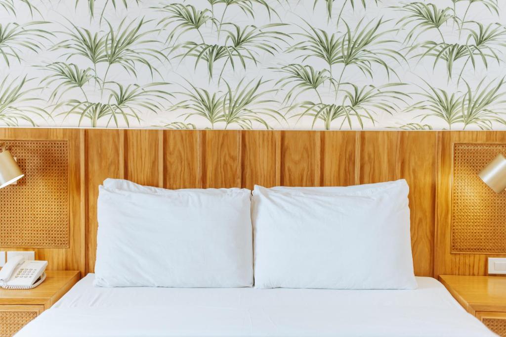 Postel nebo postele na pokoji v ubytování Sugarland Hotel