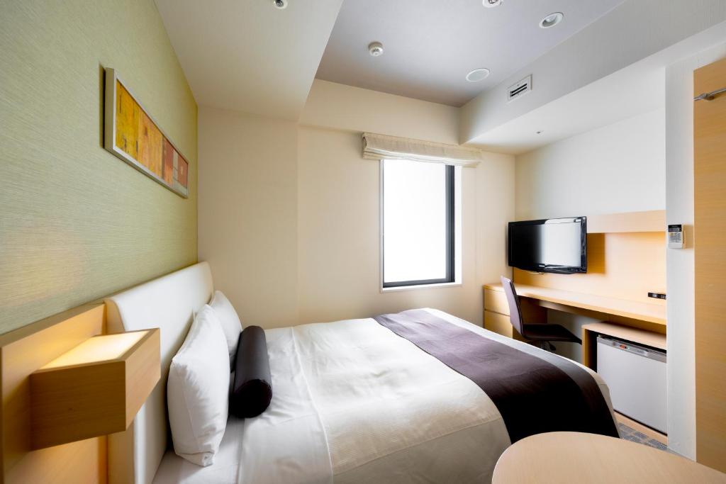 a hotel room with a bed and a television at Tokyu Stay Kamata - Tokyo Haneda in Tokyo