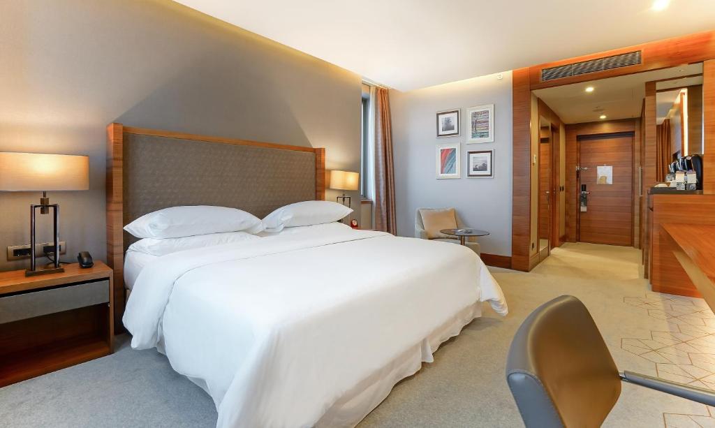 Postel nebo postele na pokoji v ubytování Sheraton Grand Samsun Hotel