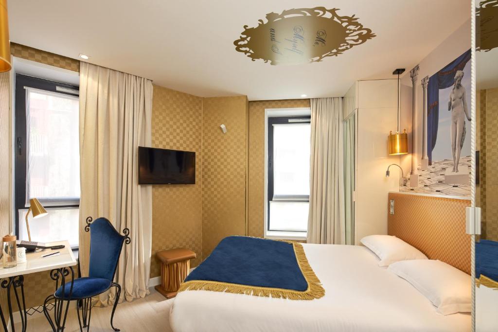 een hotelkamer met een bed en een bureau bij Vice Versa in Parijs