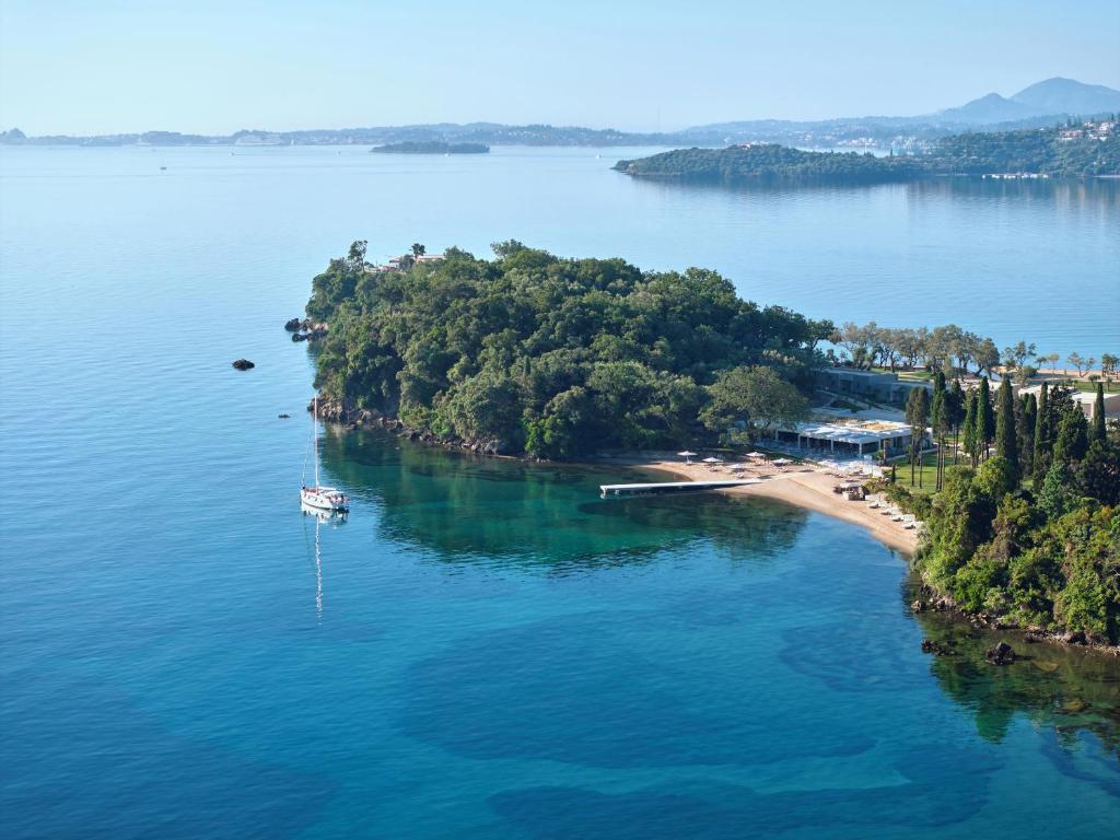 eine Insel inmitten eines Sees mit einem Boot in der Unterkunft Ikos Odisia in Korfu-Stadt
