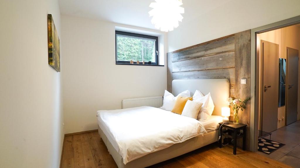 Postel nebo postele na pokoji v ubytování SKOG HARRACHOV duplex apartment