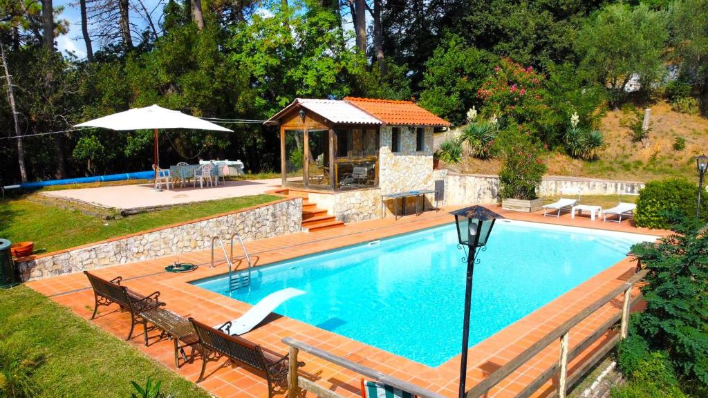 a swimming pool with a gazebo and a house at The Lemon Place by Nicola Real Estate in Corsanico-Bargecchia