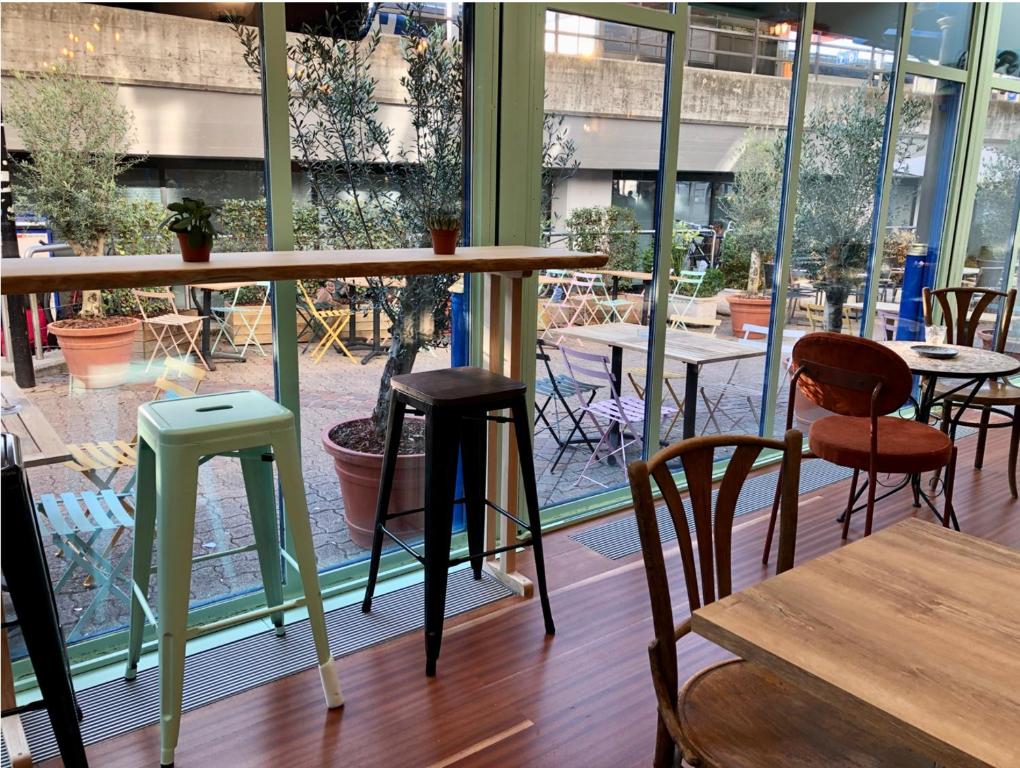 Un restaurante u otro lugar para comer en Hotel Montbrillant