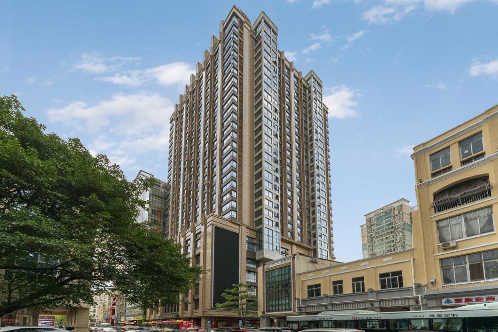 un grand bâtiment de grande hauteur au cœur d'une ville dans l'établissement WAIFIDEN service Apartment Min Jian Fianance Branch, à Canton