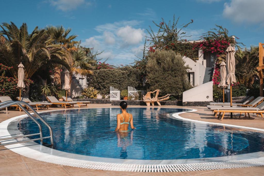 un niño en una piscina en un hotel en Marillia Village, en Perivolos