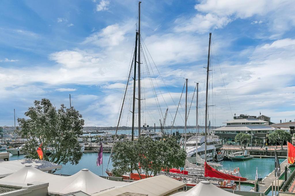 Fabulous Corner Apartment w/ Dazzling Harbour View - Resim 14