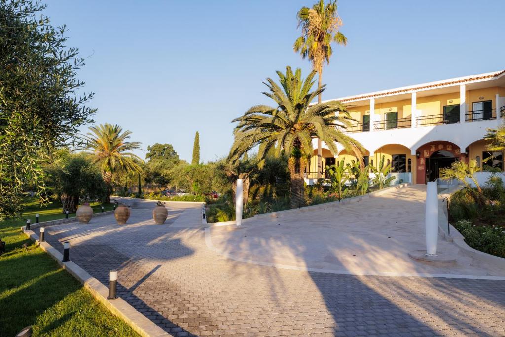 Um jardim no exterior de Paradise Hotel Corfu