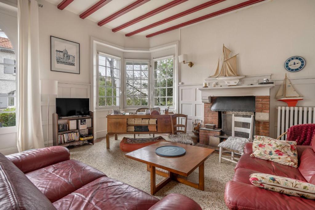 un salon avec un canapé et une cheminée dans l'établissement 10 personnes - 300m de la plage, à Pornichet