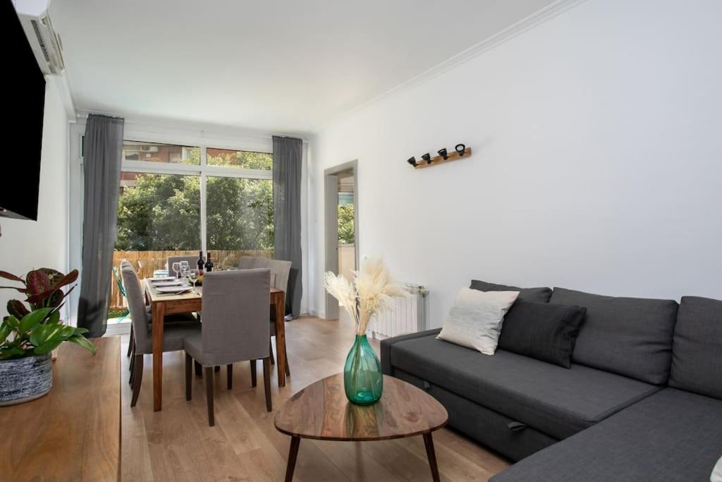 uma sala de estar com um sofá cinzento e uma mesa em Canela Homes BARCELONA PADILLA em Barcelona