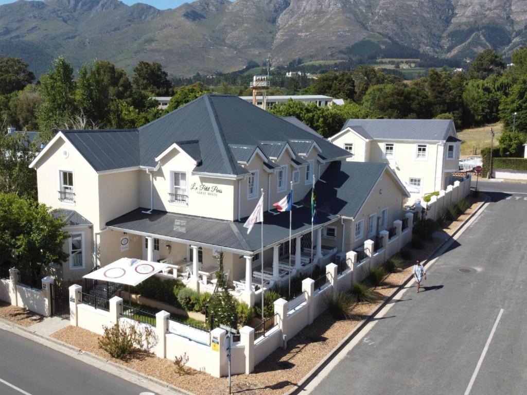 una vista aérea de una casa con montañas en el fondo en Le Petit Paris, en Franschhoek