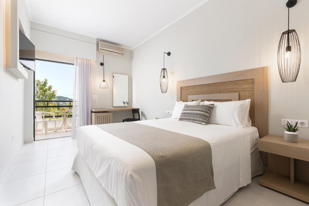 Uma cama ou camas num quarto em Paradise Hotel Corfu