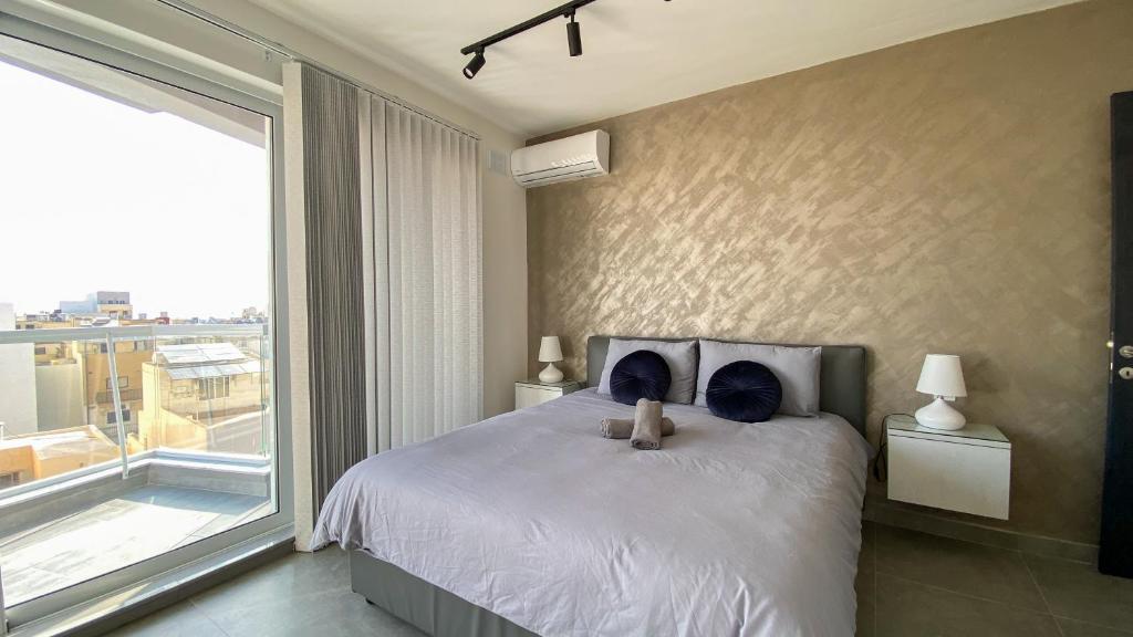 Postel nebo postele na pokoji v ubytování Marsaskala Sea View Duplex Penthouse - Mive Properties