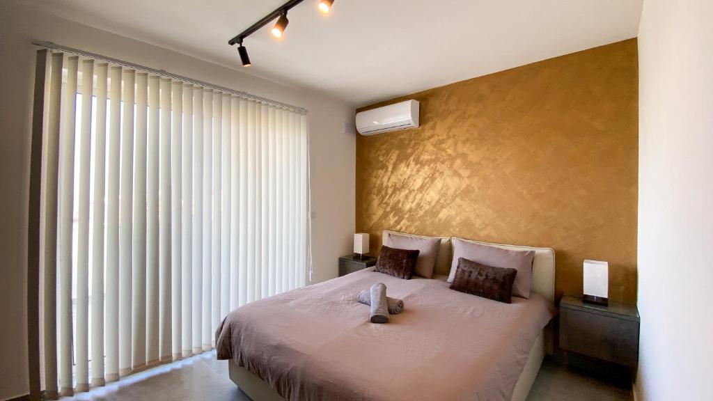 Postel nebo postele na pokoji v ubytování Marsaskala Sea View Duplex Penthouse - Mive Properties