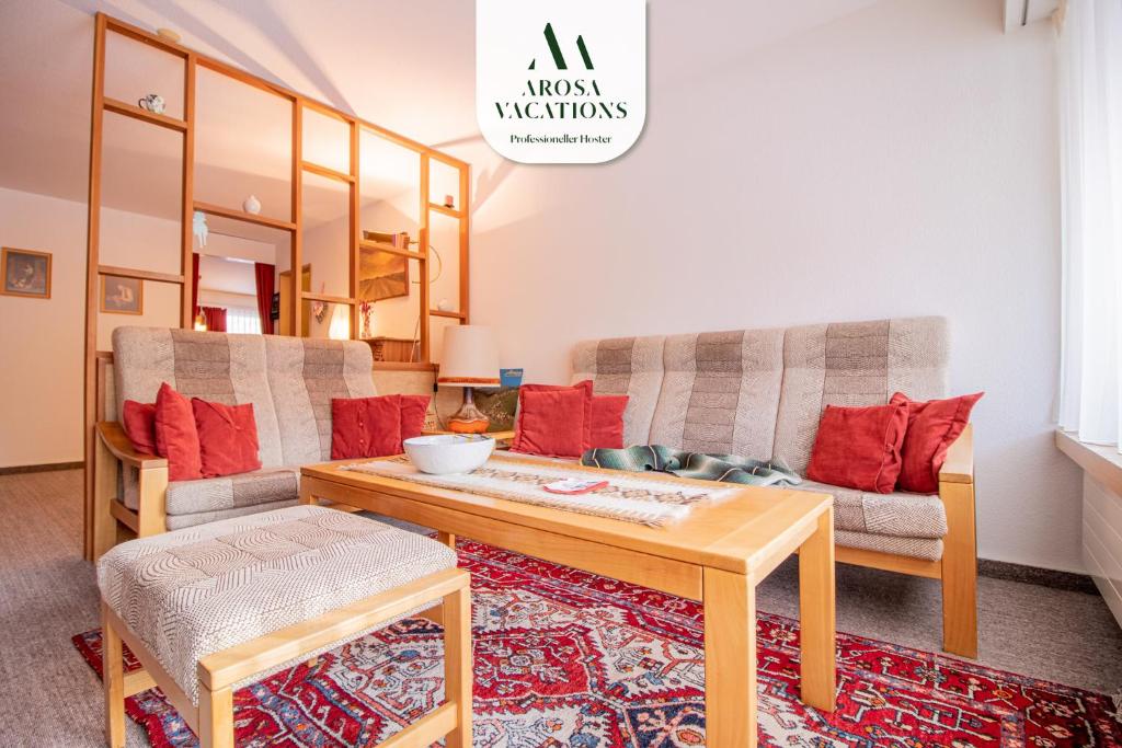 sala de estar con sofá y mesa en Rehwiesa A11, en Arosa