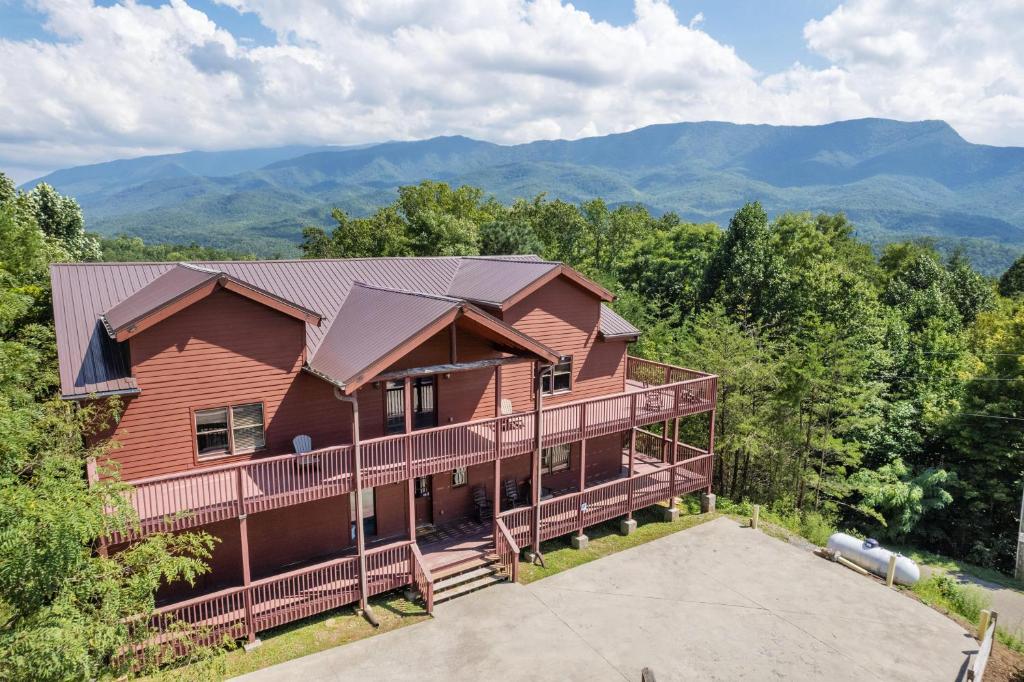 een luchtzicht op een huis met bergen op de achtergrond bij Pinnacle Pool View Lodge #625 in Gatlinburg
