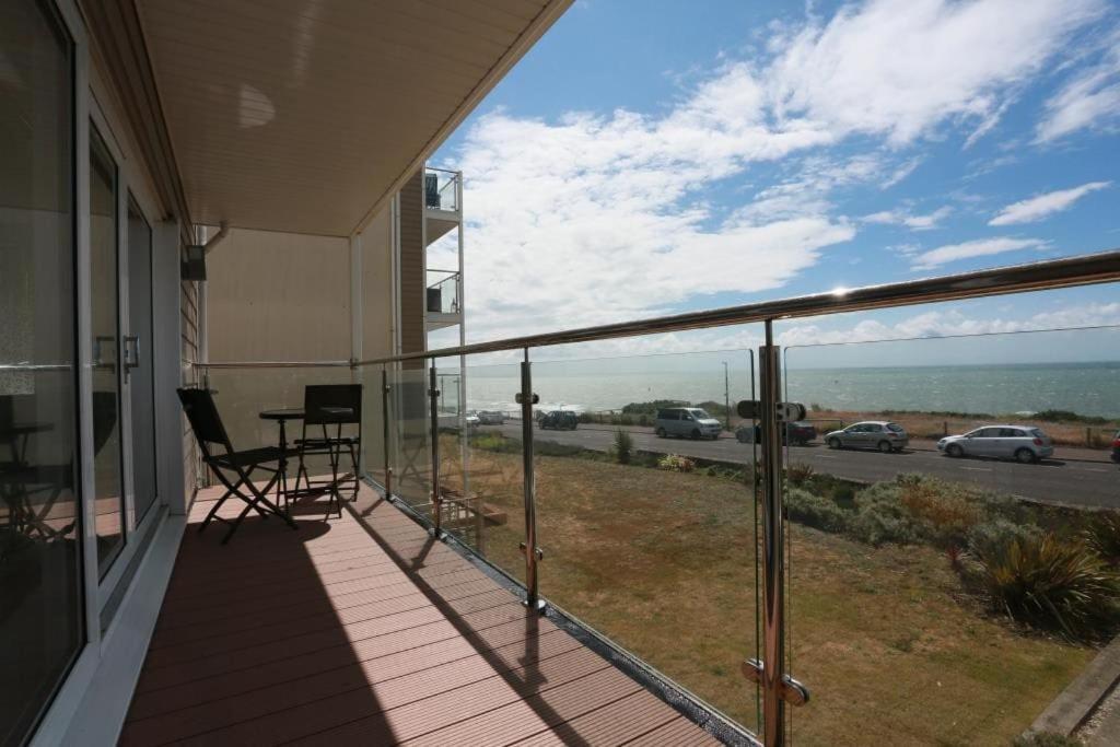 einen Balkon eines Hauses mit Meerblick in der Unterkunft BOURNECOAST: FLAT with PANORAMIC SEA VIEWS- FM6180 in Bournemouth