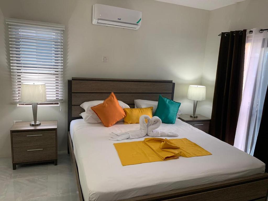 En eller flere senge i et værelse på Tropical Rose Getaway