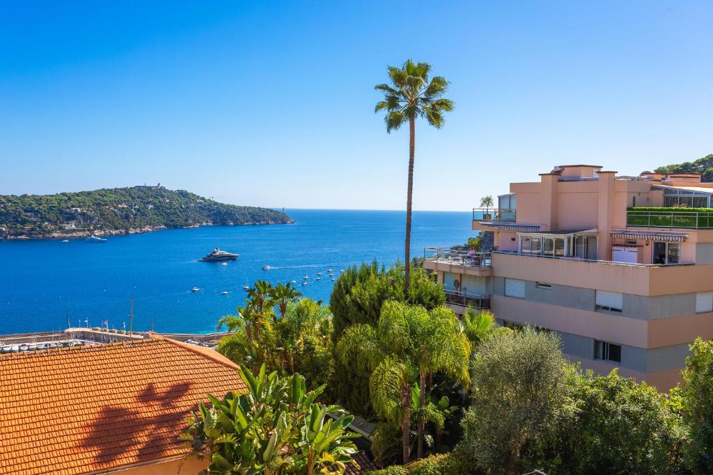 une vue sur l'océan depuis un immeuble dans l'établissement VILLA CASA ALTA VI4383 By Riviera Holiday Homes, à Villefranche-sur-Mer