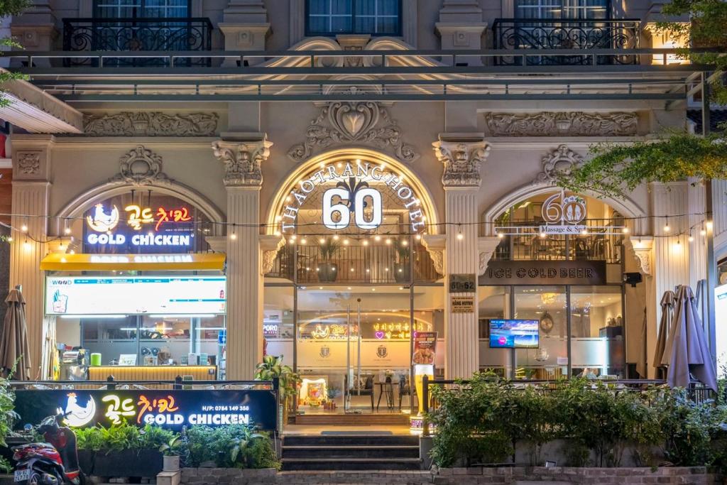 ein Geschäft vor einem Gebäude in der Nacht in der Unterkunft Thao Trang Laluxe Hotel Phu My Hung in Ho-Chi-Minh-Stadt