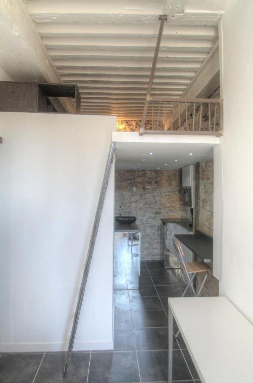 - un escalier dans une chambre dotée d'un mur en pierre dans l'établissement Lyon centre, quartier Hôtel de ville, à Lyon