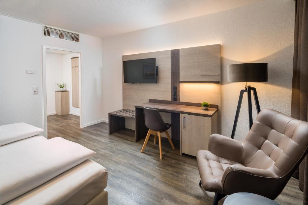 TV a/nebo společenská místnost v ubytování Hotel Newton Ludwigshafen
