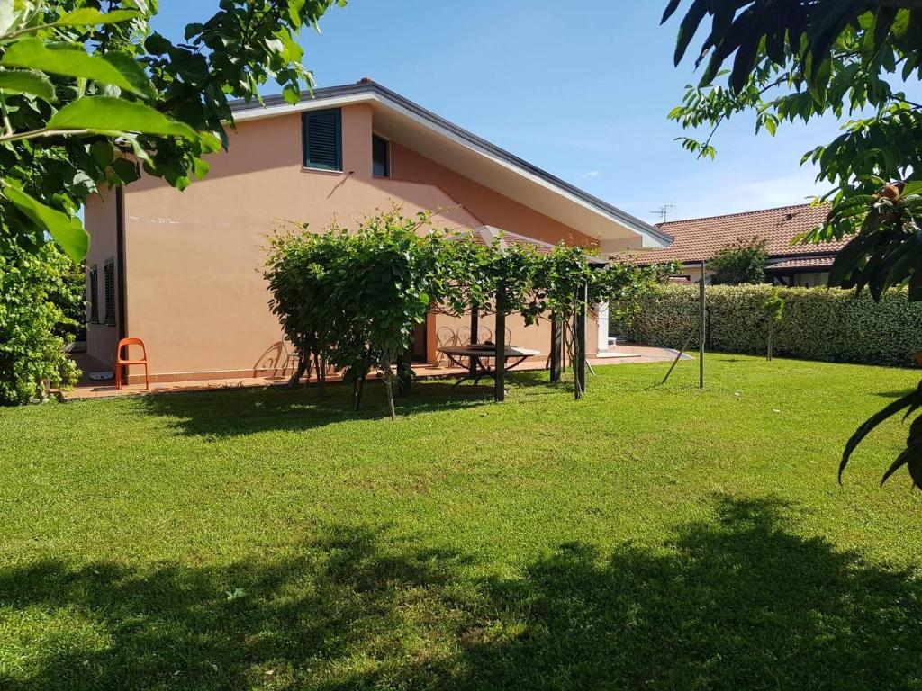 ein Haus mit einem Picknicktisch im Hof in der Unterkunft Deliziosa Villetta con Giardino in Marina di Casalvelino