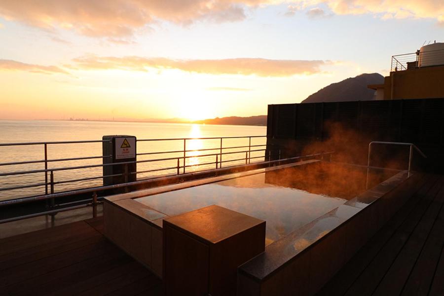 a hot tub on a cruise ship at sunset at Umino Hotel Hajime - former Umikaoru Yado Hotel New Matsumi in Beppu