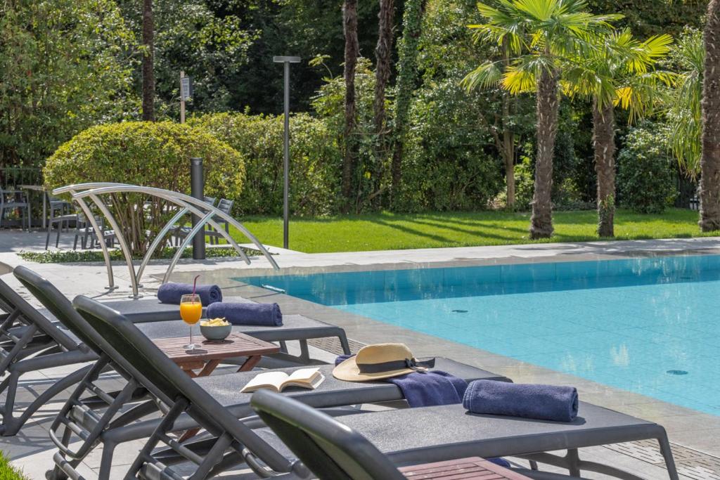 Bazén v ubytování Aparthotel Al Lago nebo v jeho okolí