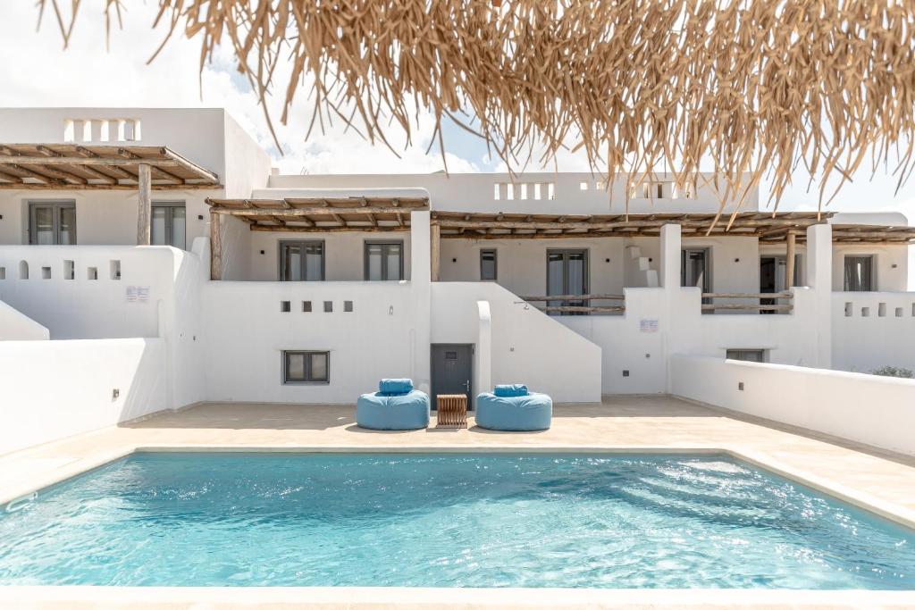 une villa avec une piscine en face d'un bâtiment dans l'établissement White Cocoon Exclusive villas, à Naxos Chora