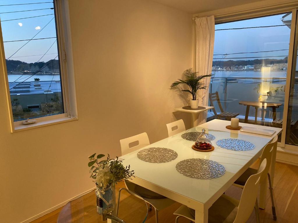 海を望む場所に建つ「隠れ家」感覚の新装ヴィラ 葉山小浜ビーチ迄150m!※ 葉山満喫の連泊割引あり 部屋の予約