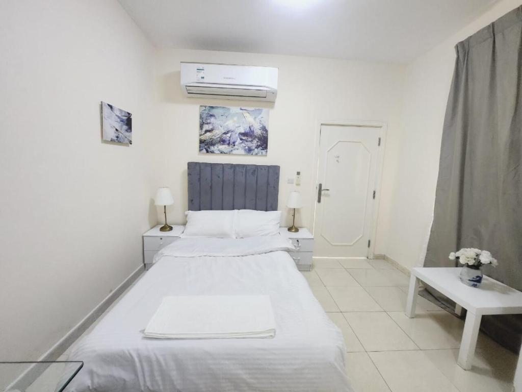 Postel nebo postele na pokoji v ubytování Pool Side Near Burj Al Arab Beach