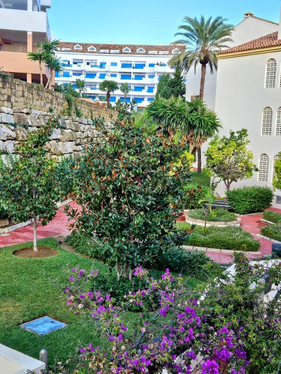 Zahrada ubytování Duquesa Regents apt, large balcony with spectacular sea views close to port and beach
