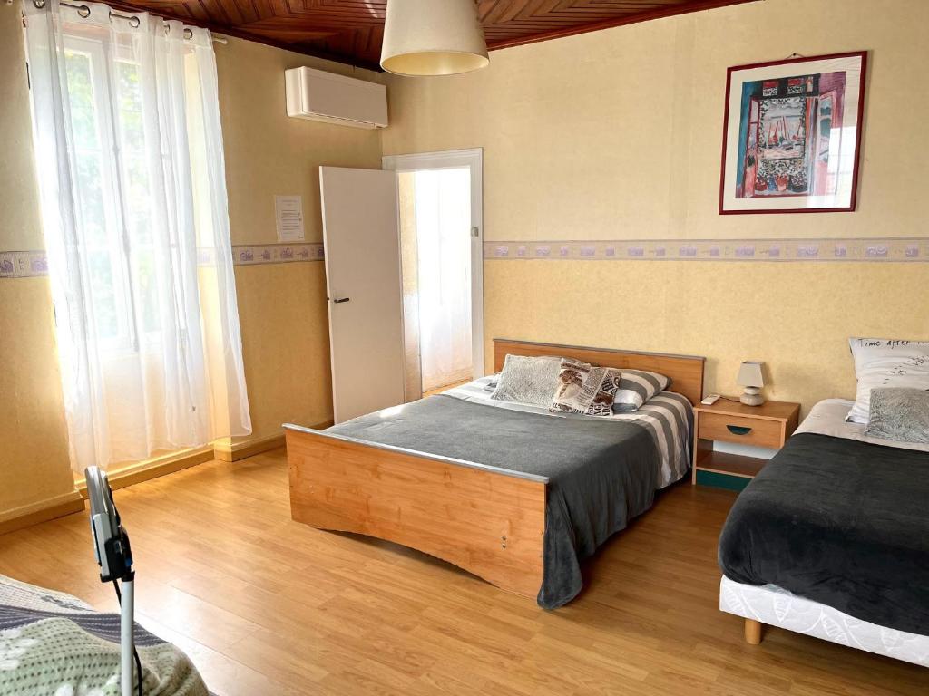 Una cama o camas en una habitaci&oacute;n de Maison calme avec jacuzzi privatif