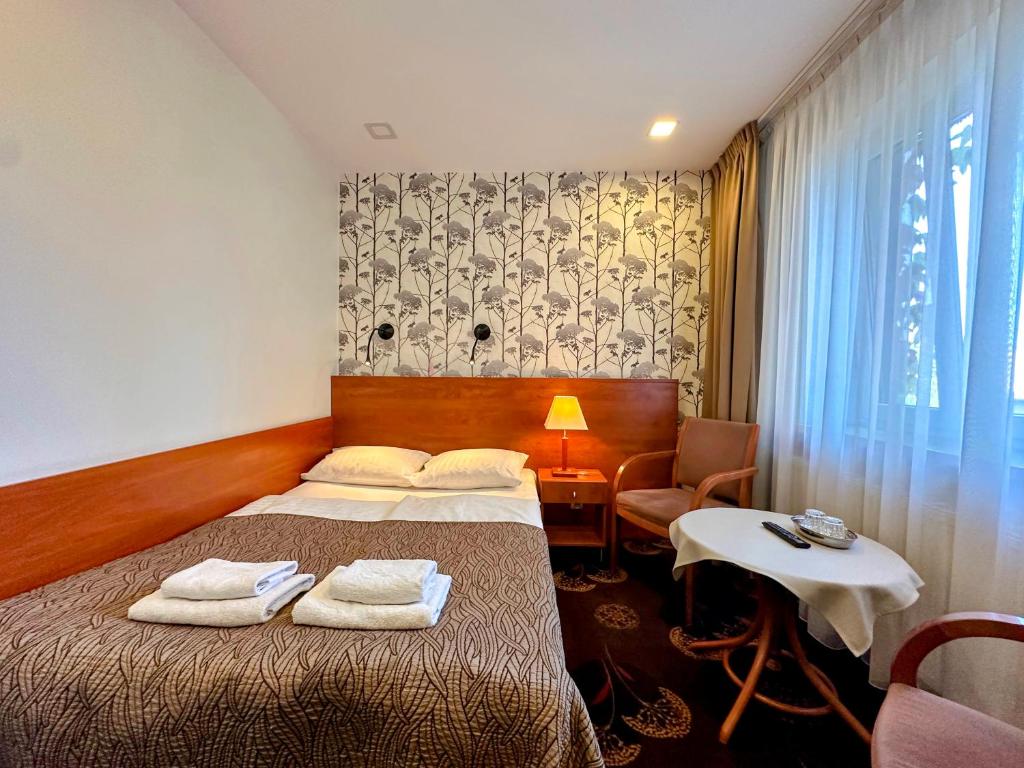 Postel nebo postele na pokoji v ubytování Akme APARTMENTS & ROOMS & FREE PARKING