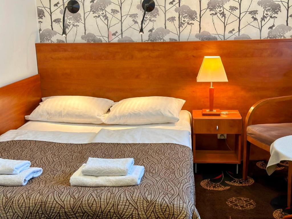 Postel nebo postele na pokoji v ubytování Akme APARTMENTS & ROOMS & FREE PARKING