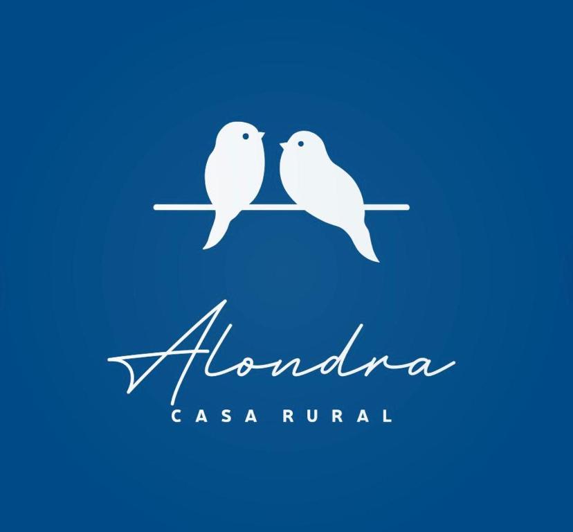 dwa białe ptaki siedzące na logo gałęzi w obiekcie Casa Alondra w mieście El Gastor