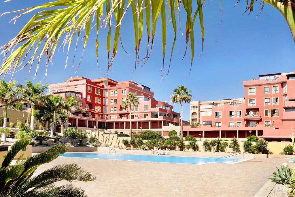 a view of the resort from the pool at Residencial en el Médano in El Médano