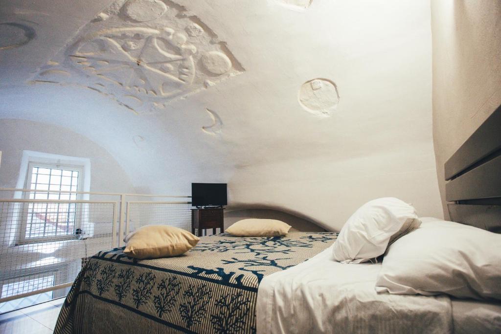 埃爾科拉諾的住宿－Pietrantica guest house，一间卧室,配有两张床