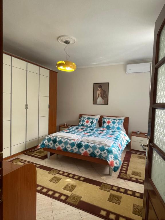 sypialnia z łóżkiem typu king-size w pokoju w obiekcie Guest house tirana w Tiranie