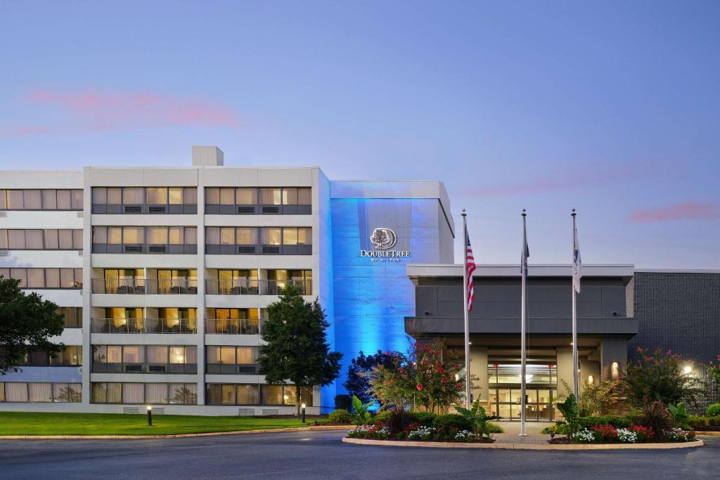 un edificio con un cartello blu sul lato. di Doubletree by Hilton Hotel Williamsburg a Williamsburg