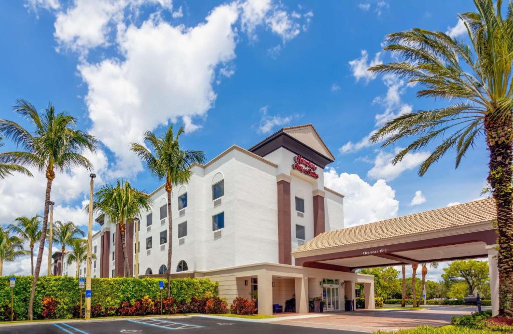 ein Hotel mit Palmen in der Unterkunft Hampton Inn & Suites Wellington in Wellington