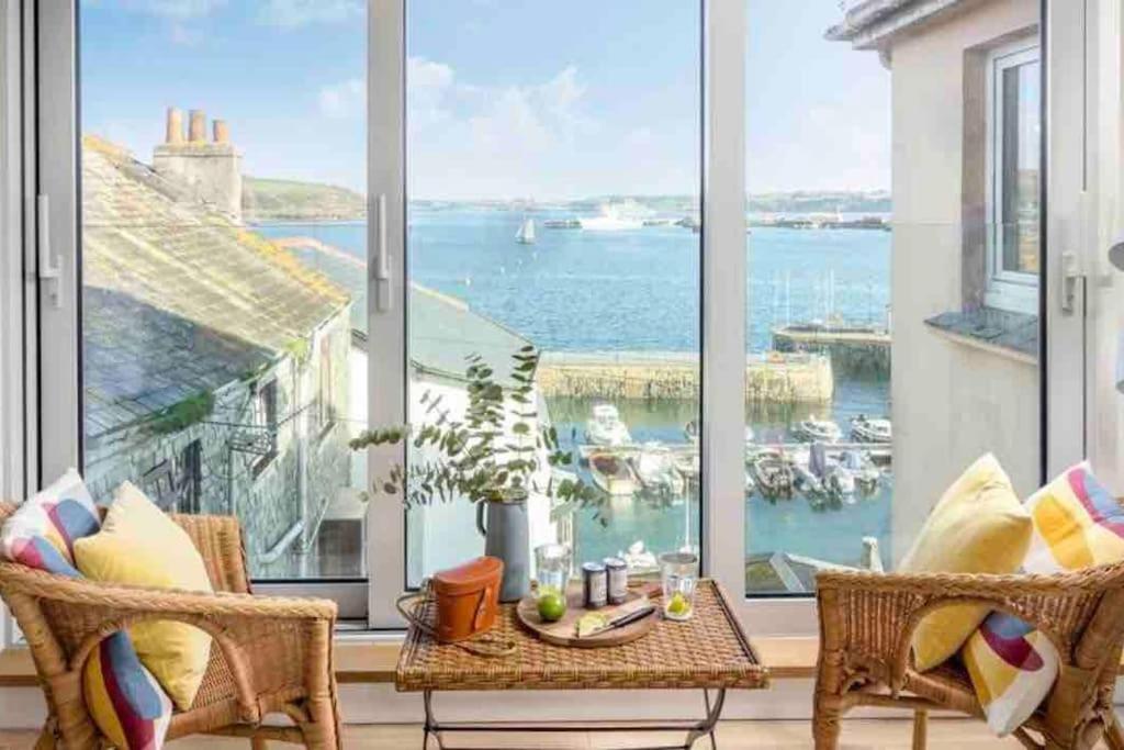ファルマスにあるHarbour Strandの水辺の景色を望む大きな窓が備わる客室です。
