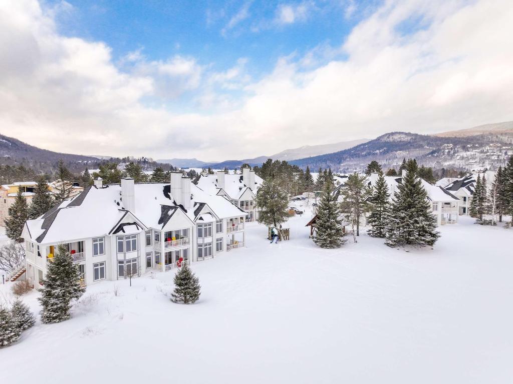 蒙特朗布朗的住宿－Hilton Grand Vacations Club Tremblant Canada，雪地中度假村的空中景观