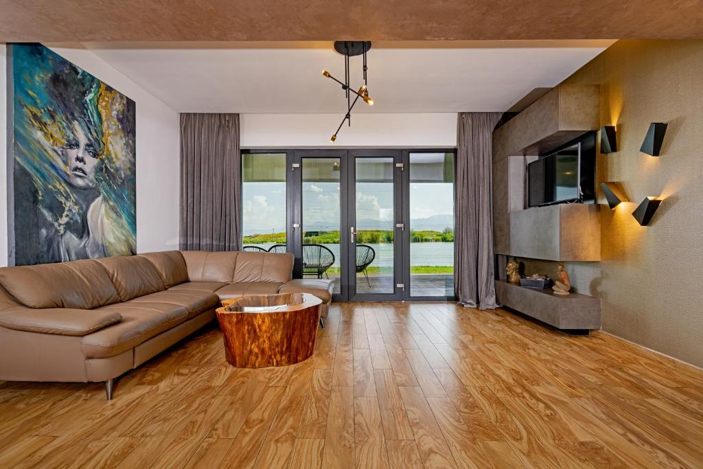 een woonkamer met een bank en een tafel bij Serenity Resort in Codlea