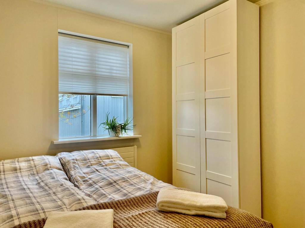Postel nebo postele na pokoji v ubytování Cozy Central Hafnarfjörður - Reykjavík zone