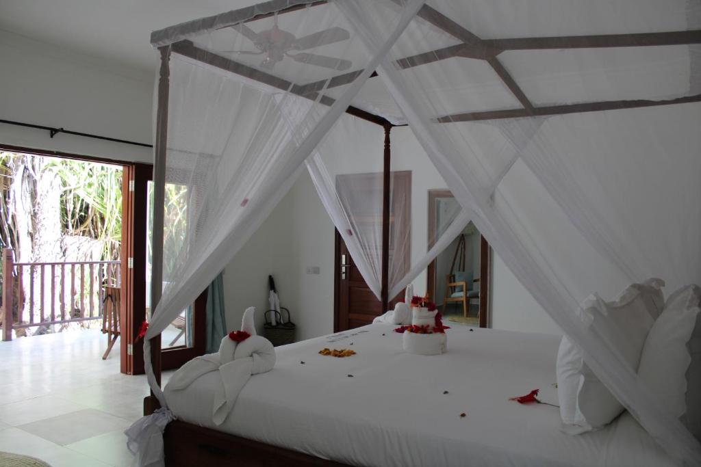 En eller flere senge i et værelse på Kivuli Beach Resort Paje