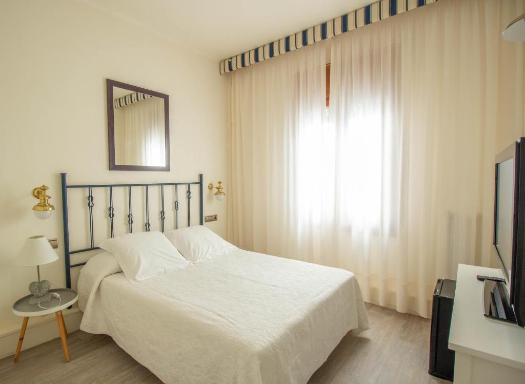 Postel nebo postele na pokoji v ubytování Hotel Llafranch